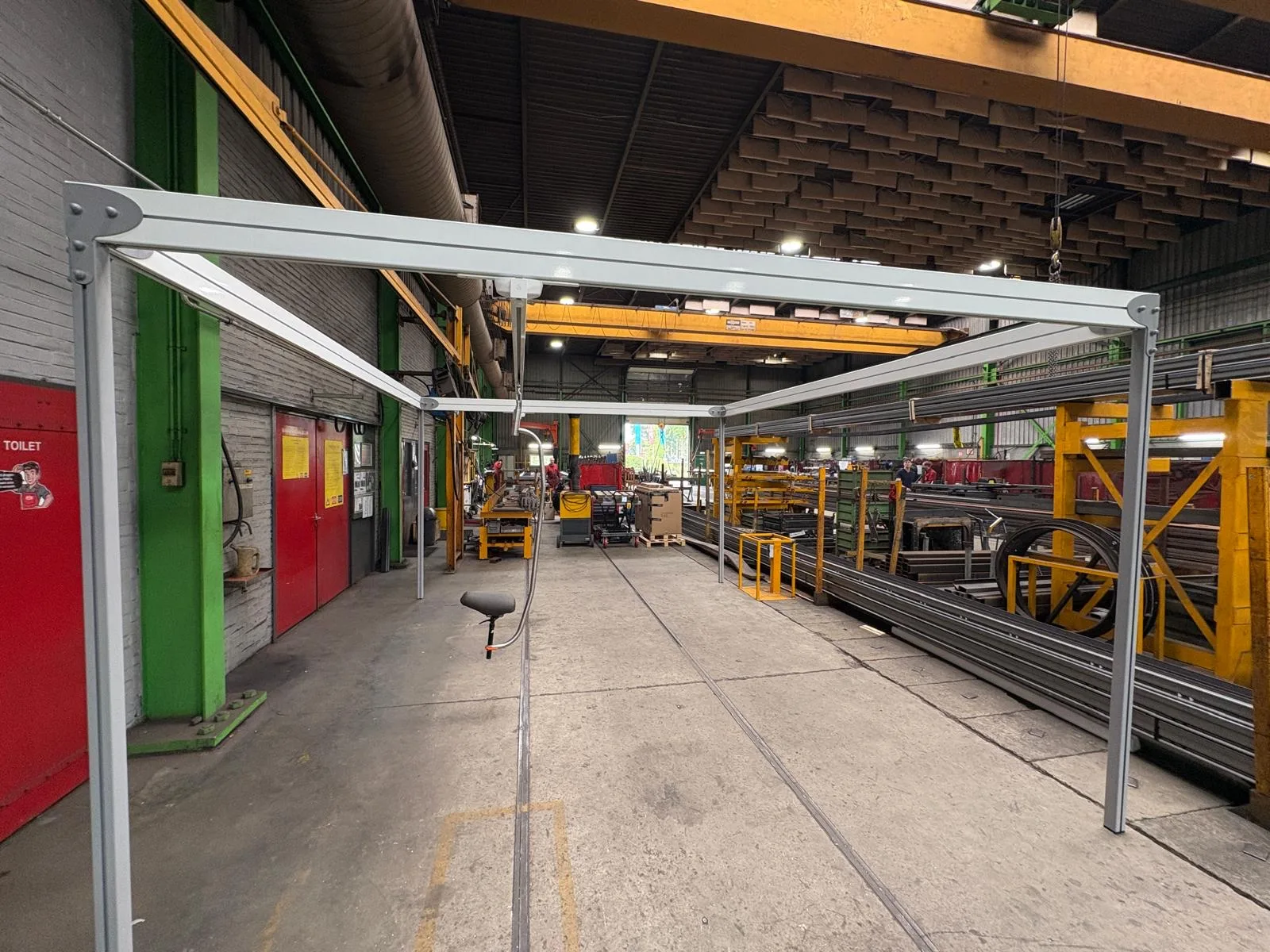 Vrijstaand portaal op vier kolommen met een traverse rail, waaraan de mobiliteitsbeugel hangt
