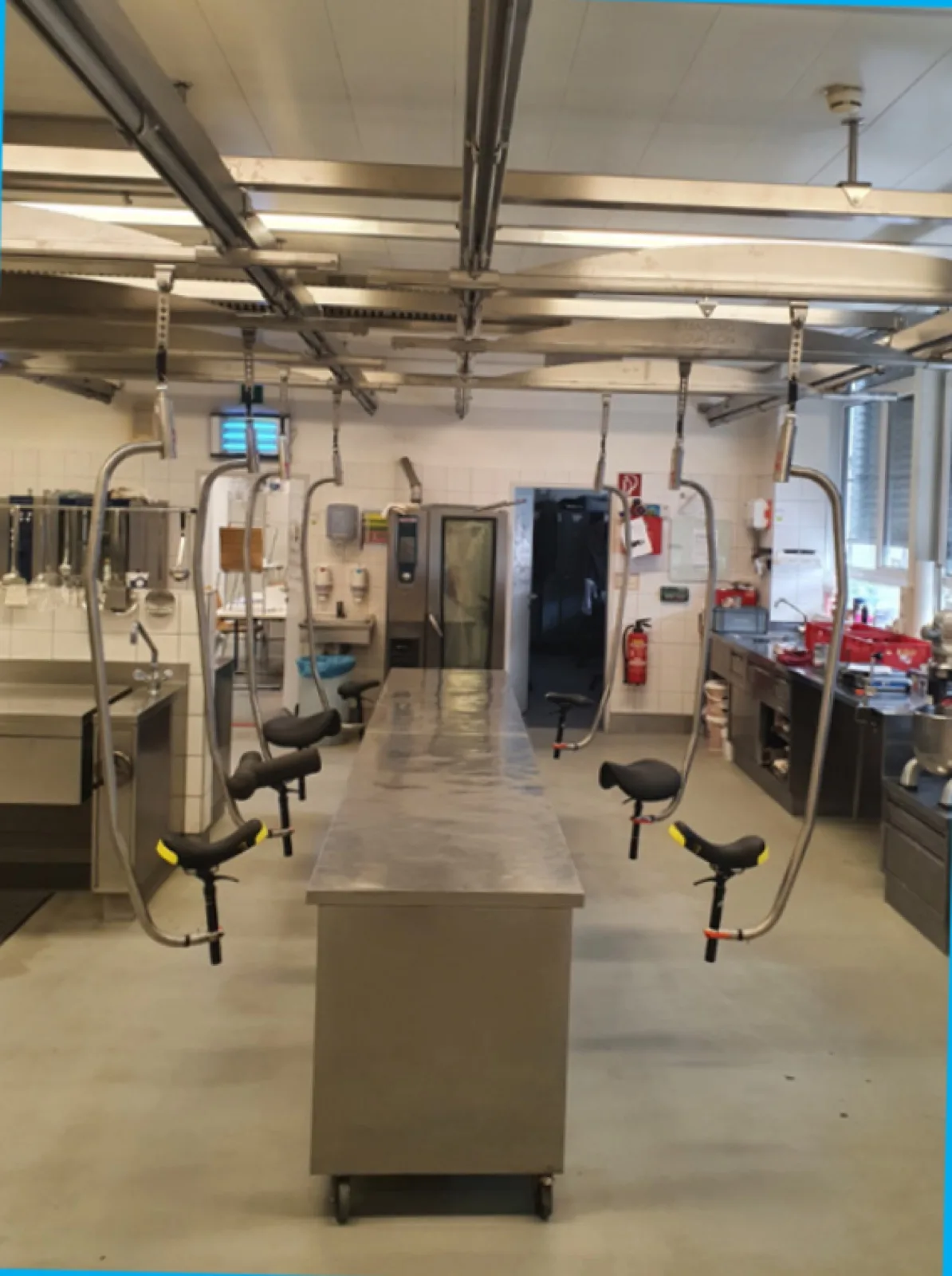 Werkvloer met meerdere opstellingen boven de werkplekken