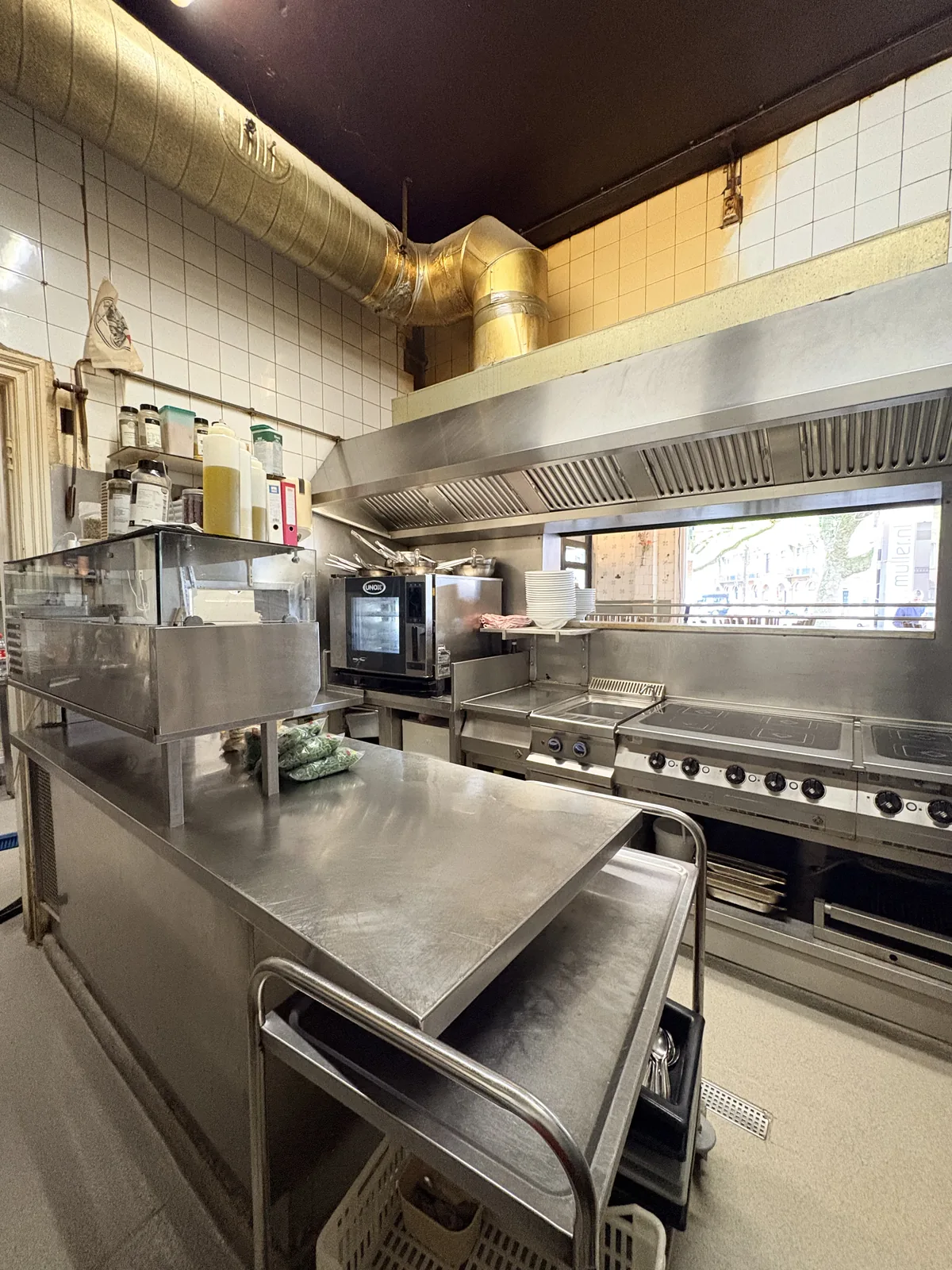 Professionele keuken met een lange werkbank langs de kooklijn