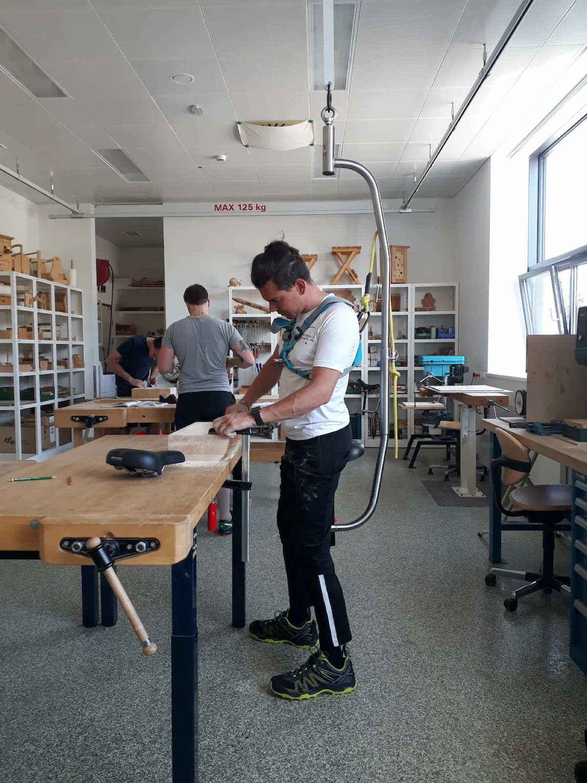 Medewerker beweegt vrij door de werkplaats met Standing Ovation